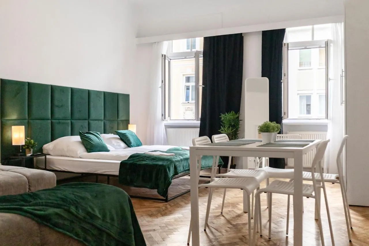 Peaceful 2 Bedroom Apt With Backyard In Prime Location Vienna