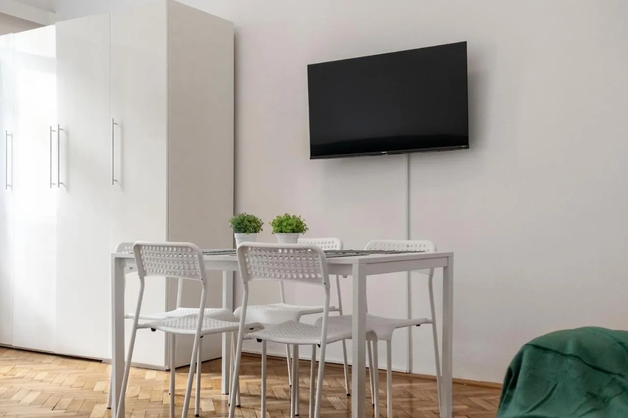Peaceful 2 Bedroom Apt With Backyard In Prime Location Vienna