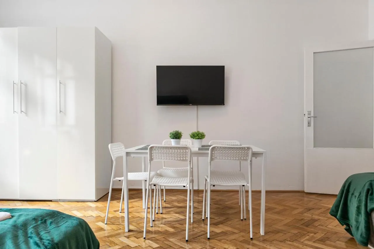 Peaceful 2 Bedroom Apt With Backyard In Prime Location Vienna Apartment
