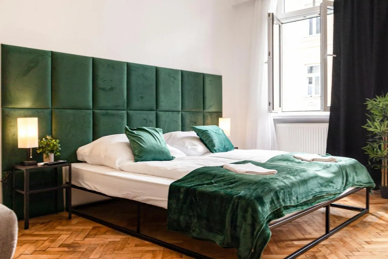 Peaceful 2 Bedroom Apt With Backyard In Prime Location Vienna Apartment