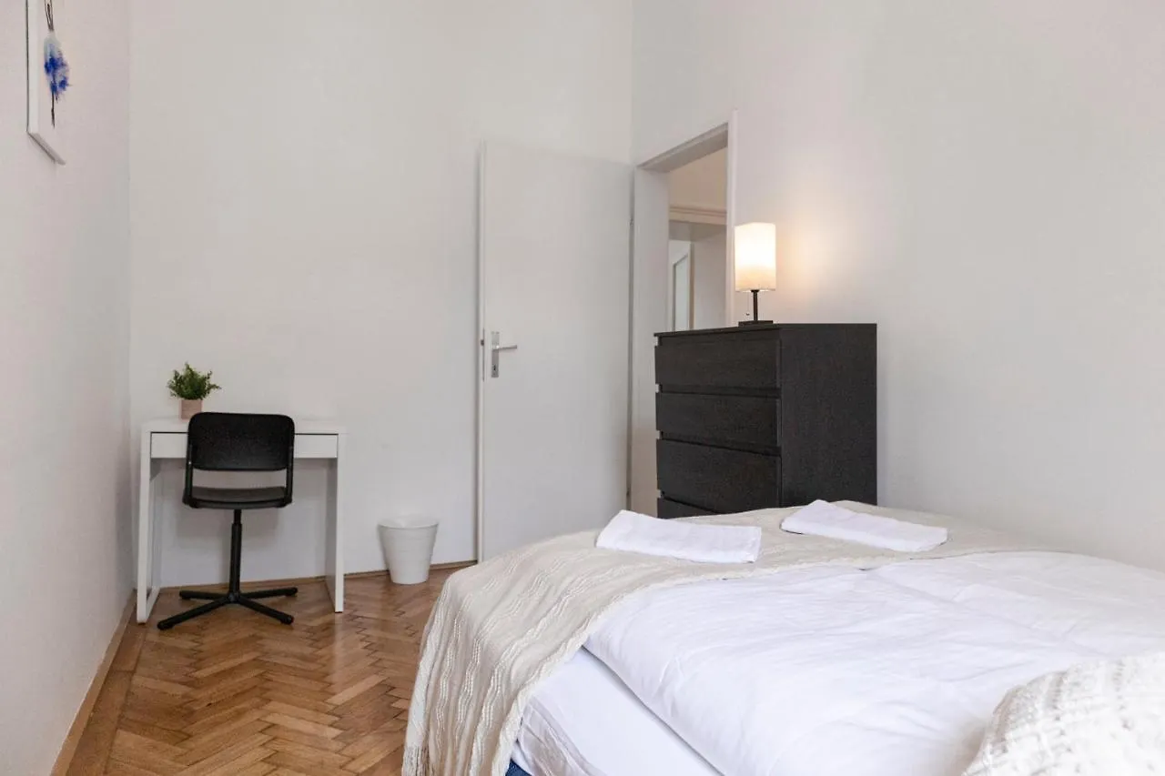 Peaceful 2 Bedroom Apt With Backyard In Prime Location Vienna