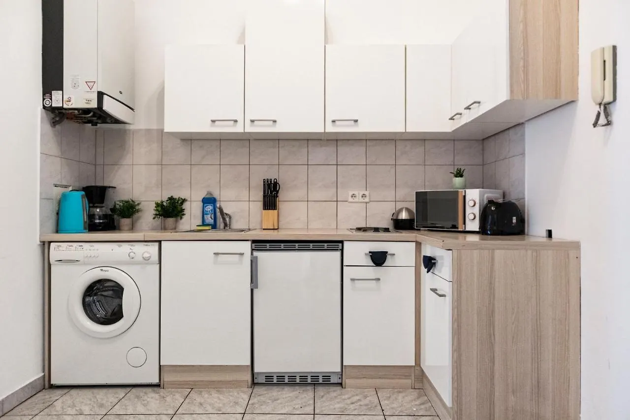 Peaceful 2 Bedroom Apt With Backyard In Prime Location Vienna 0*,