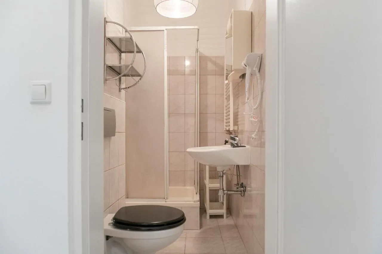 Peaceful 2 Bedroom Apt With Backyard In Prime Location Vienna Apartment